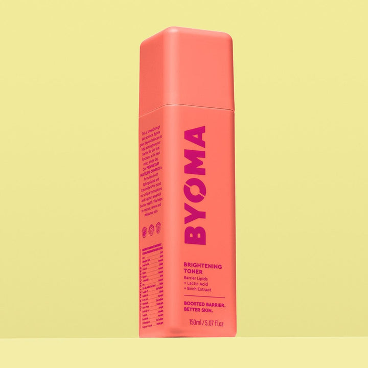 Une bouteille de toner éclaircissant BYOMA dans une couleur corail vibrante. 