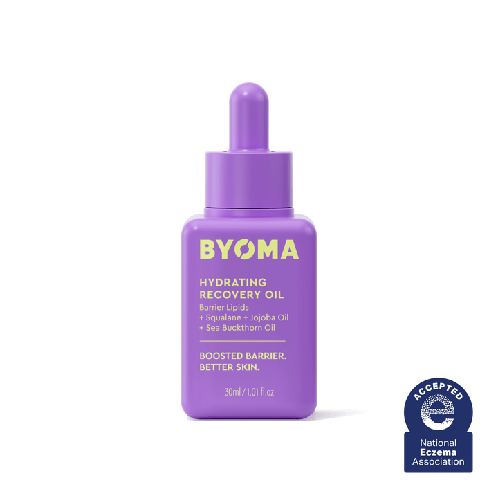 Une bouteille d'huile de récupération hydratante BYOMA en violet avec le sceau de la National Eczema Association.