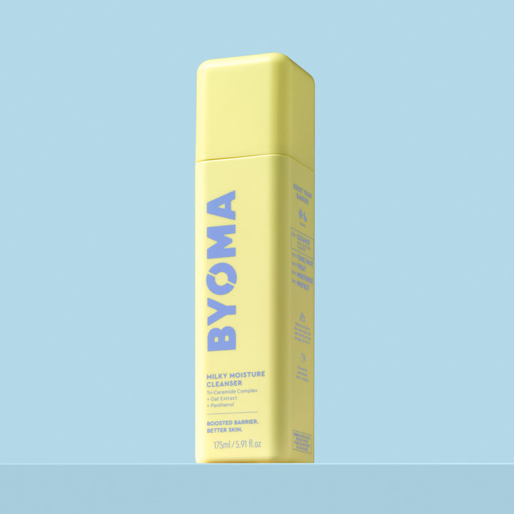 Une bouteille jaune de nettoyant hydratant lacté Byoma.