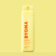 Une bouteille de nettoyant pour le corps éclaircissant Byoma.