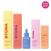Collection de produits de soin BYOMA avec emballage coloré sur fond vert