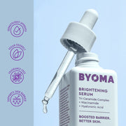 Flacon de sérum éclaircissant BYOMA avec compte-gouttes sur fond bleu clair