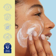 Femme appliquant de la crème sur son visage avec un fond bleu et des caractéristiques du produit sur le côté.